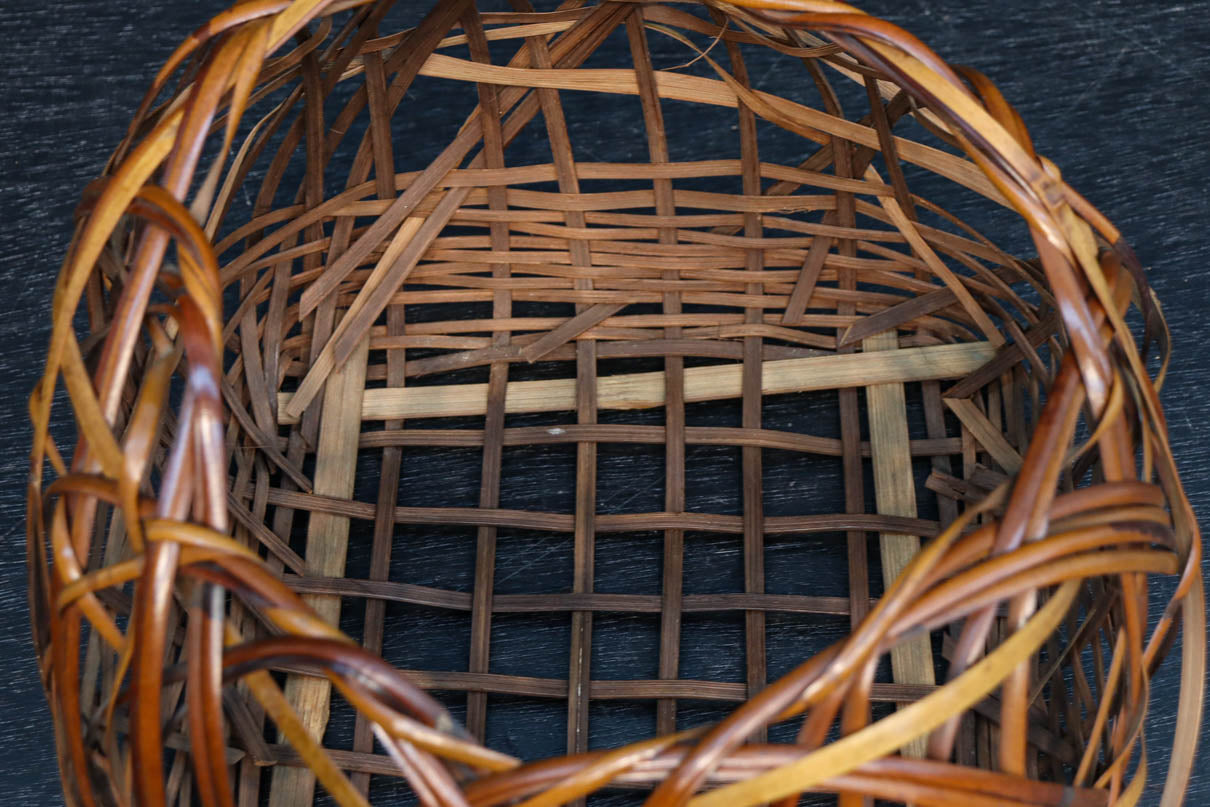 個性的な編み目で繊細な面持ちの小型な花カゴ DC8693 – 古福庵