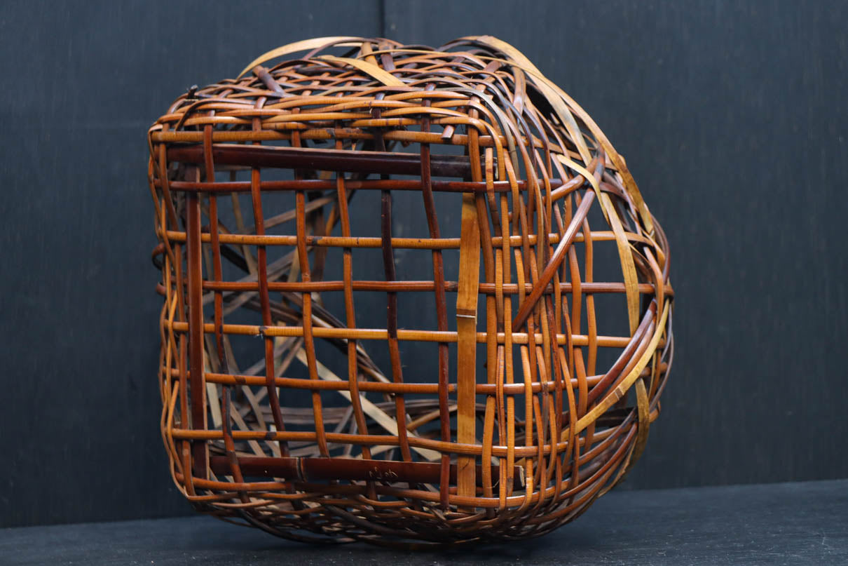 個性的な編み目で繊細な面持ちの小型な花カゴ DC8693 – 古福庵