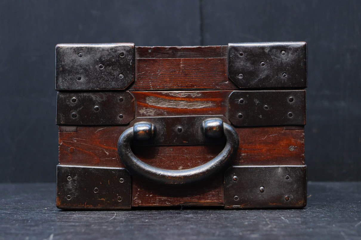 帯包金具で堅牢な面持ちの千両箱　DC8695