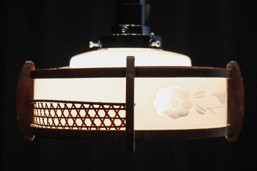 落ち着いた雰囲気のある木製フレームの電笠　DC8710