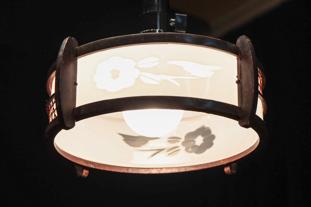 落ち着いた雰囲気のある木製フレームの電笠　DC8710