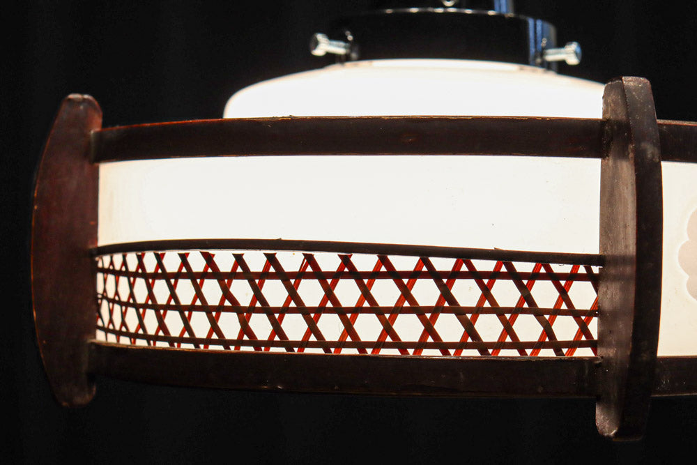 落ち着いた雰囲気のある木製フレームの電笠　DC8710