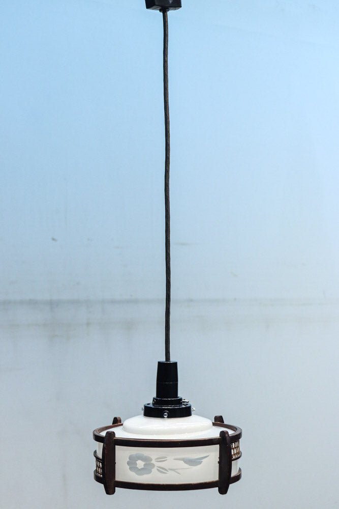 落ち着いた雰囲気のある木製フレームの電笠　DC8710