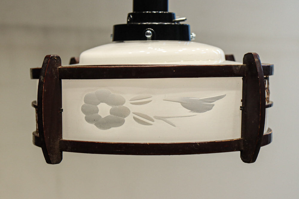 落ち着いた雰囲気のある木製フレームの電笠　DC8710