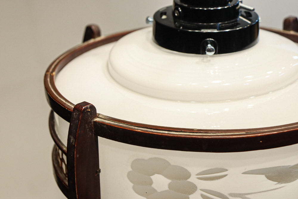 落ち着いた雰囲気のある木製フレームの電笠　DC8710