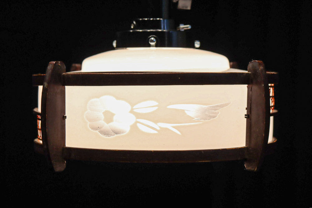 落ち着いた雰囲気のある木製フレームの電笠　DC8710