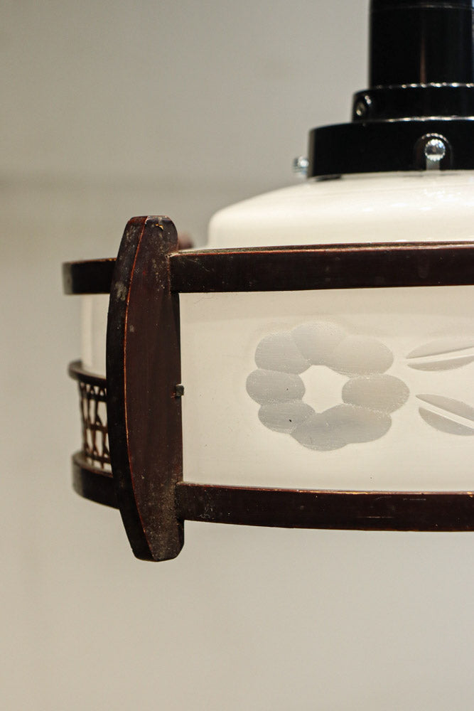 落ち着いた雰囲気のある木製フレームの電笠　DC8710