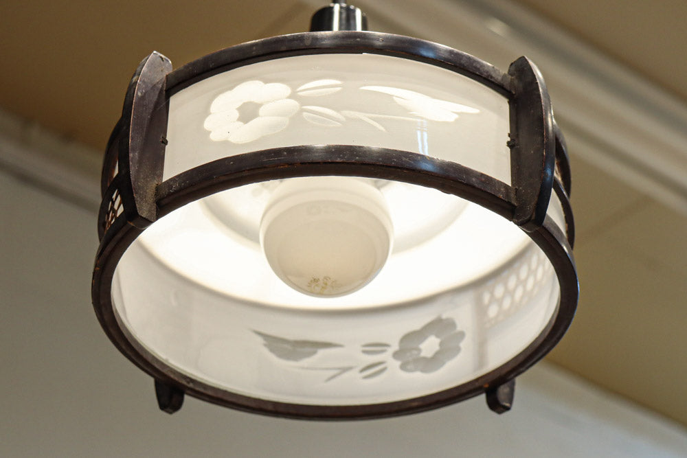 落ち着いた雰囲気のある木製フレームの電笠　DC8710