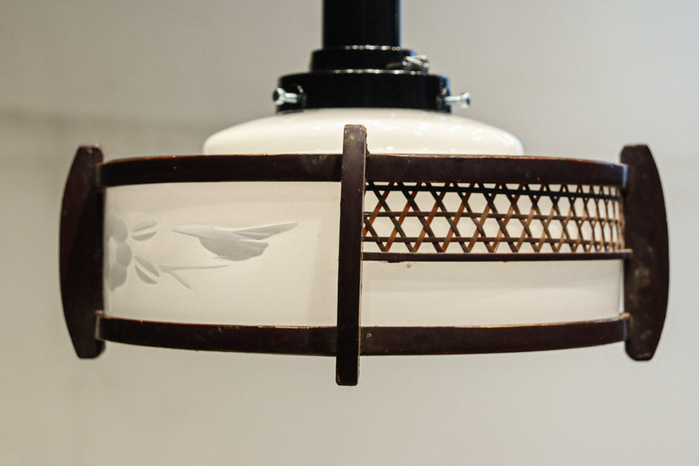 落ち着いた雰囲気のある木製フレームの電笠　DC8710