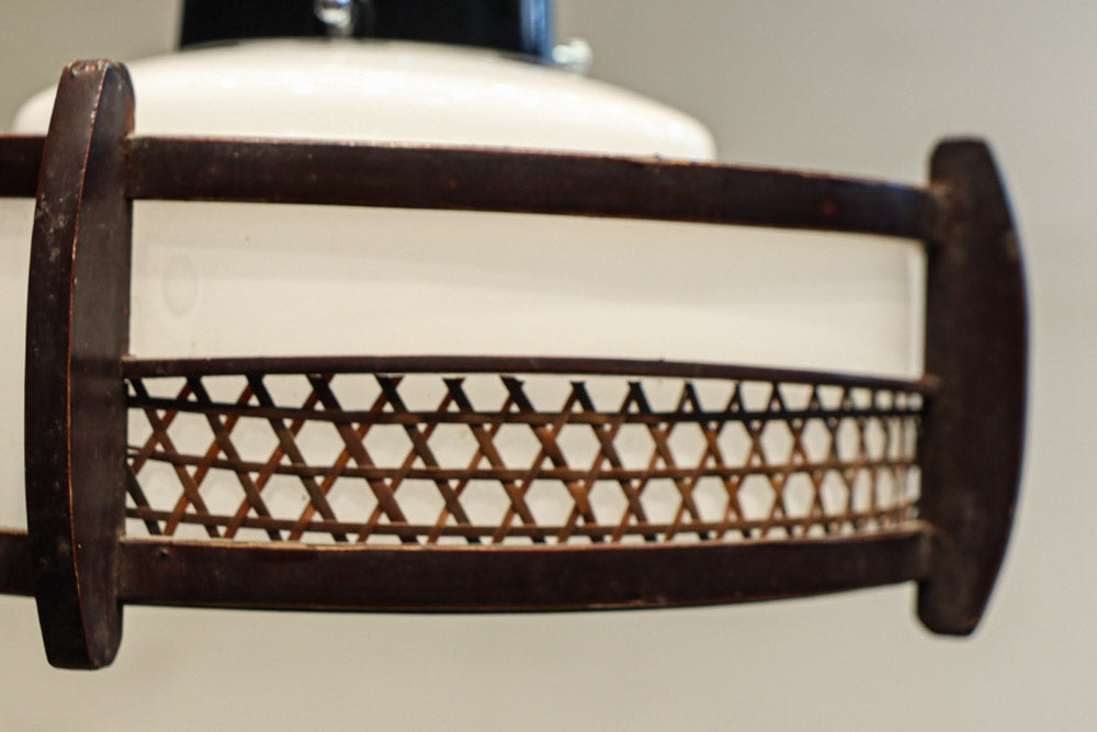 落ち着いた雰囲気のある木製フレームの電笠　DC8710