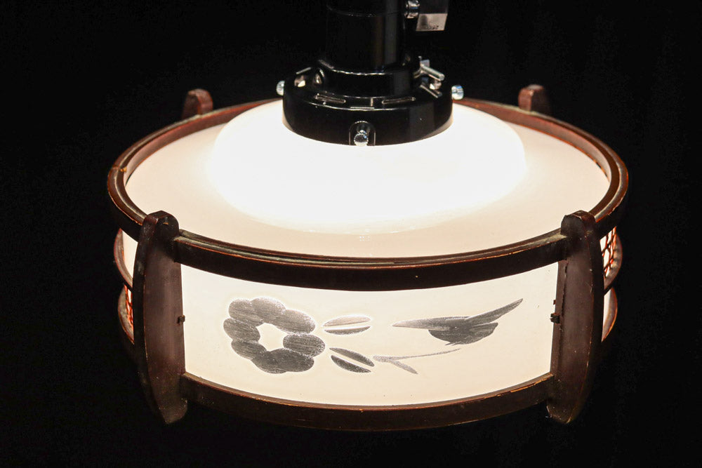 落ち着いた雰囲気のある木製フレームの電笠　DC8710