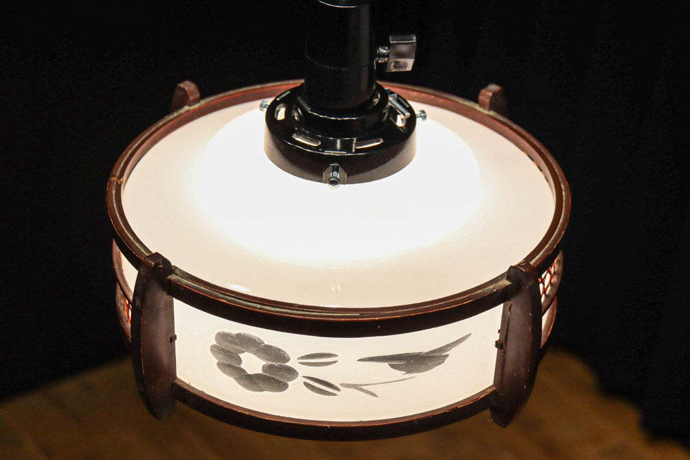 落ち着いた雰囲気のある木製フレームの電笠　DC8710