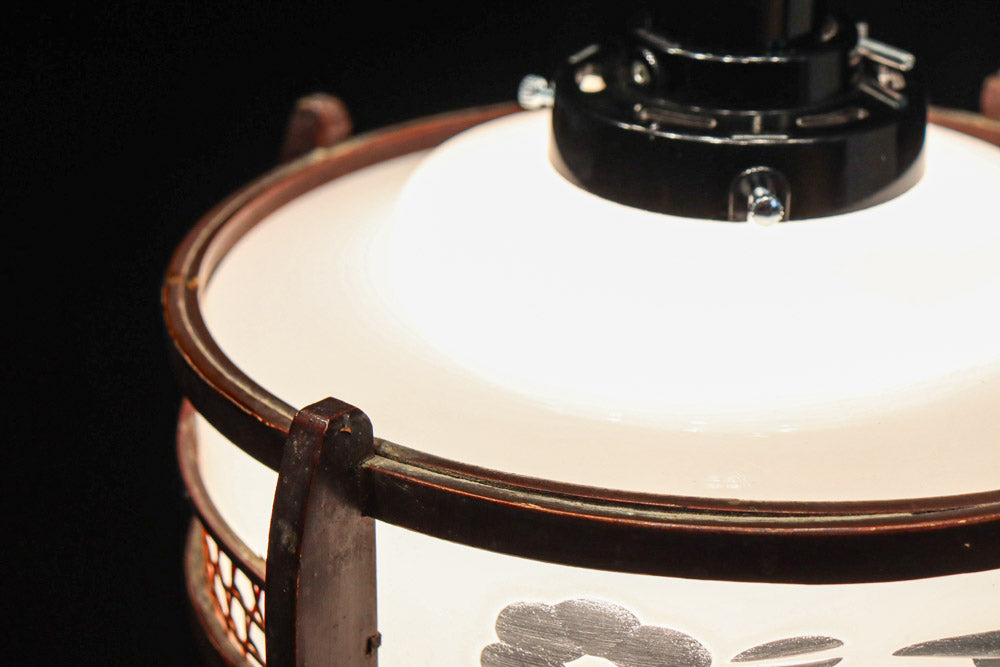 落ち着いた雰囲気のある木製フレームの電笠　DC8710