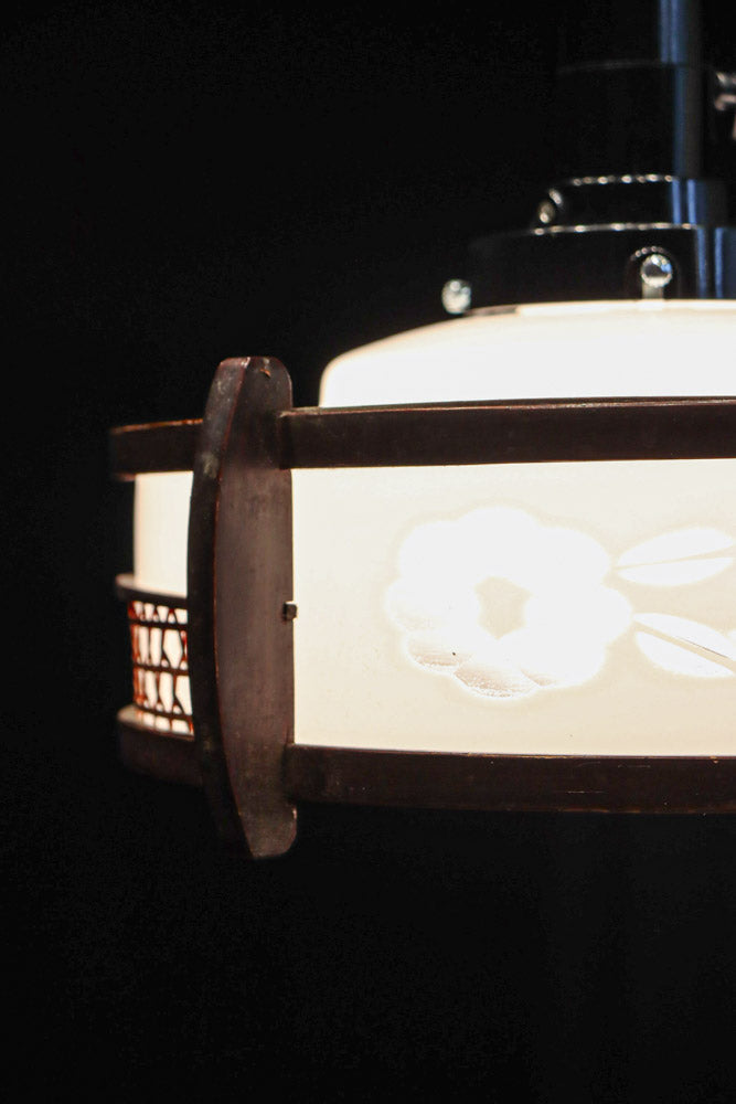 落ち着いた雰囲気のある木製フレームの電笠　DC8710