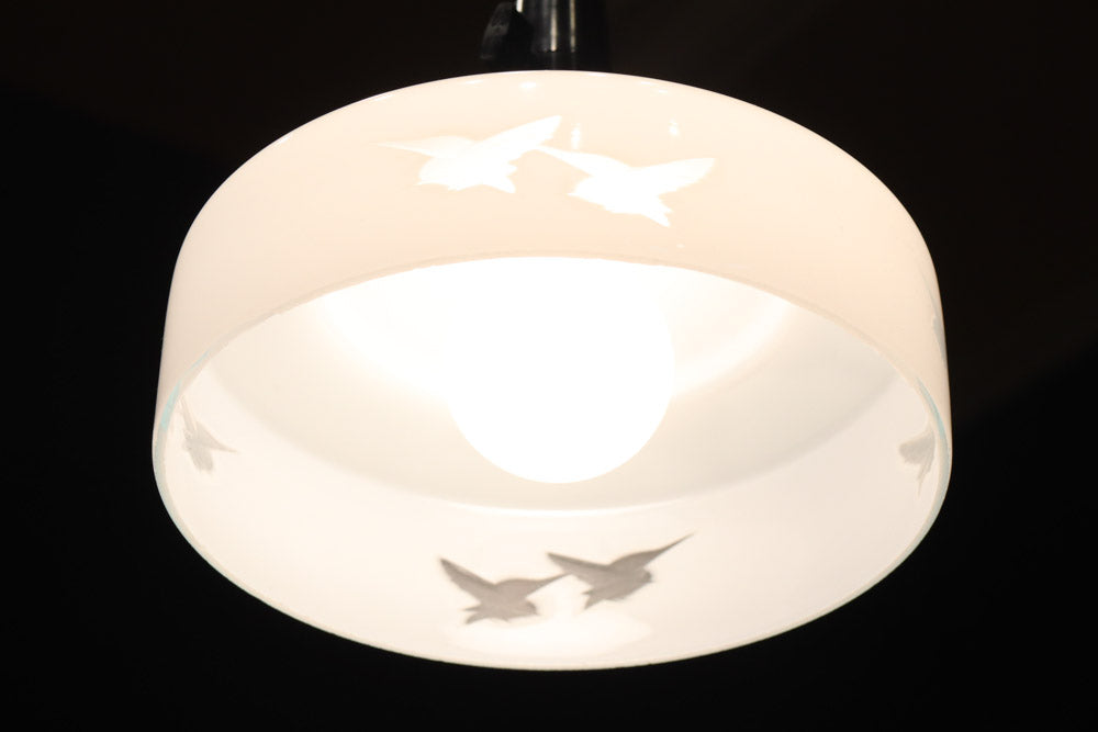 鳥の透かし模様が引き立つシンプルで温かみのある電笠　DC8711