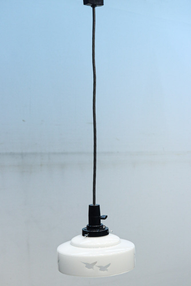 鳥の透かし模様が引き立つシンプルで温かみのある電笠　DC8711