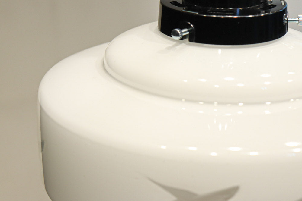 鳥の透かし模様が引き立つシンプルで温かみのある電笠　DC8711