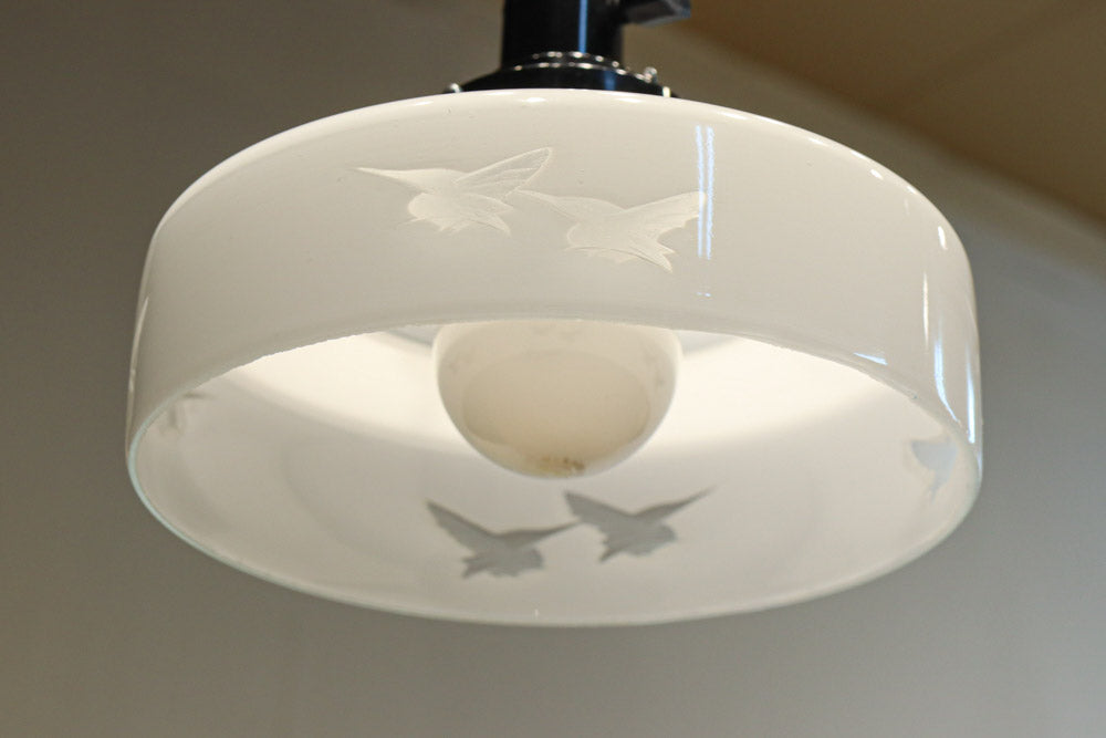 鳥の透かし模様が引き立つシンプルで温かみのある電笠　DC8711