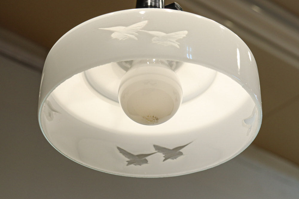 鳥の透かし模様が引き立つシンプルで温かみのある電笠　DC8711