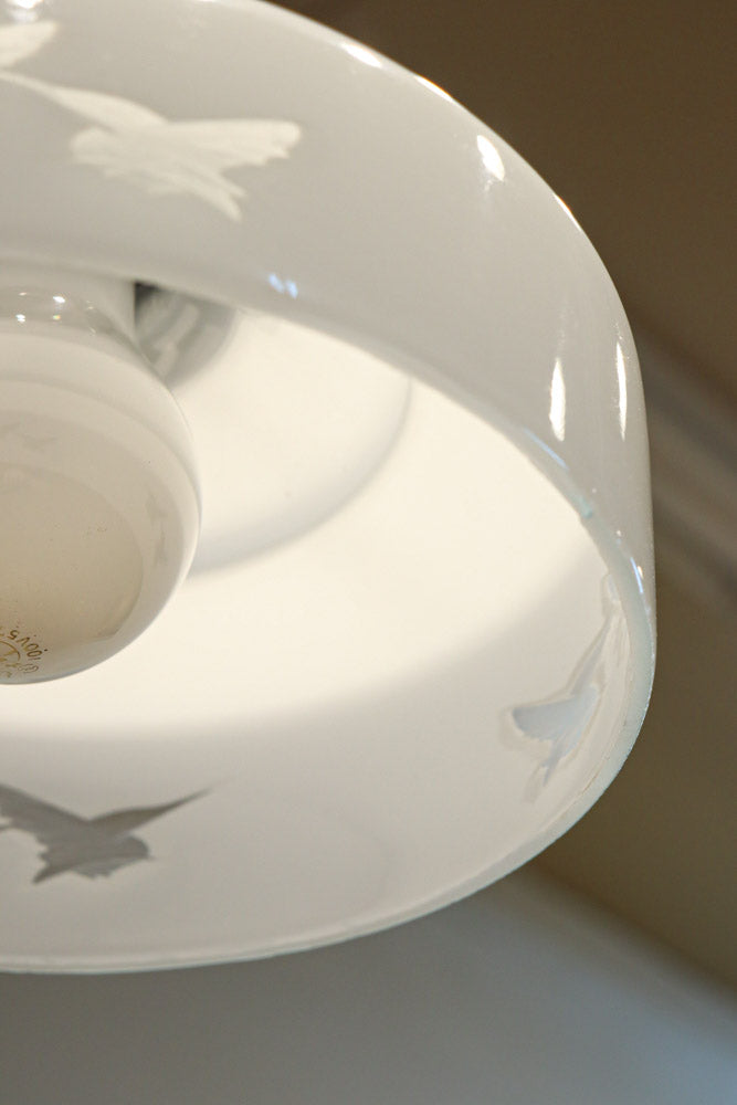 鳥の透かし模様が引き立つシンプルで温かみのある電笠　DC8711