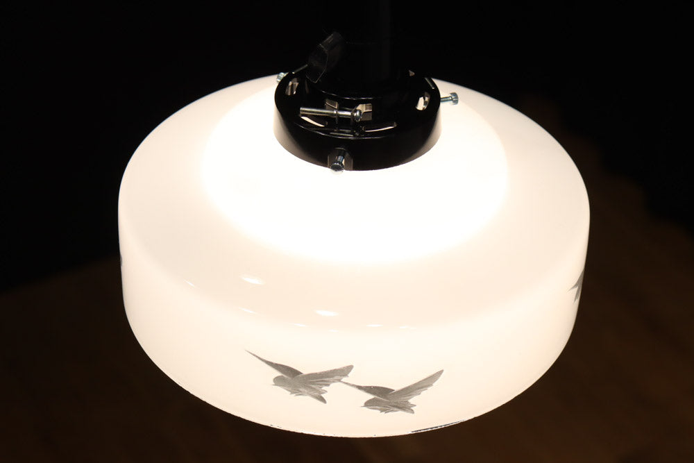 鳥の透かし模様が引き立つシンプルで温かみのある電笠　DC8711