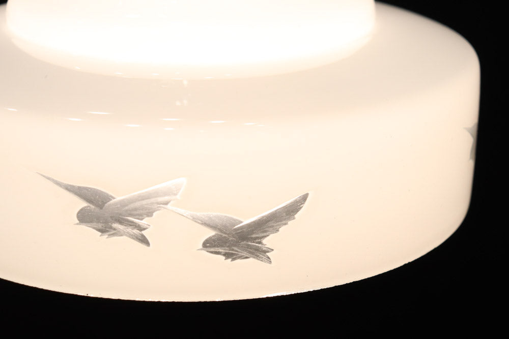 鳥の透かし模様が引き立つシンプルで温かみのある電笠　DC8711