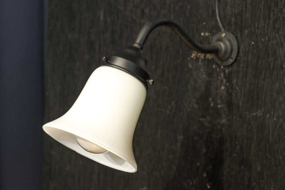 ベル型のシルエットのブラケット　DC8721