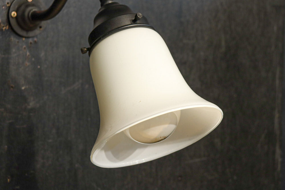 ベル型のシルエットのブラケット　DC8721