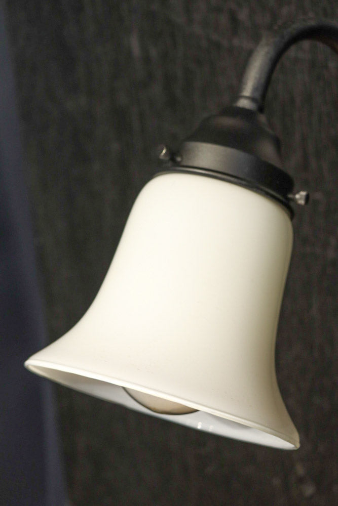 ベル型のシルエットのブラケット　DC8721