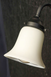 ベル型のシルエットのブラケット　DC8721