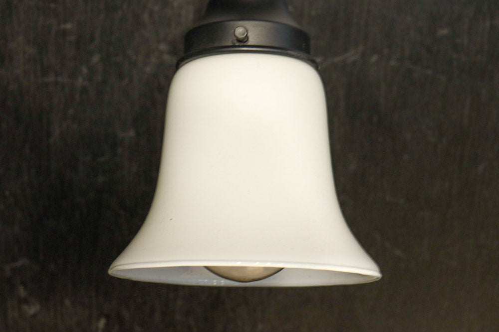 ベル型のシルエットのブラケット　DC8721