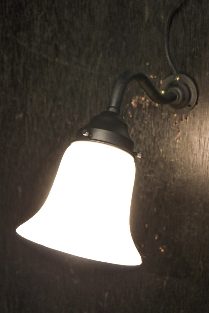 ベル型のシルエットのブラケット　DC8721