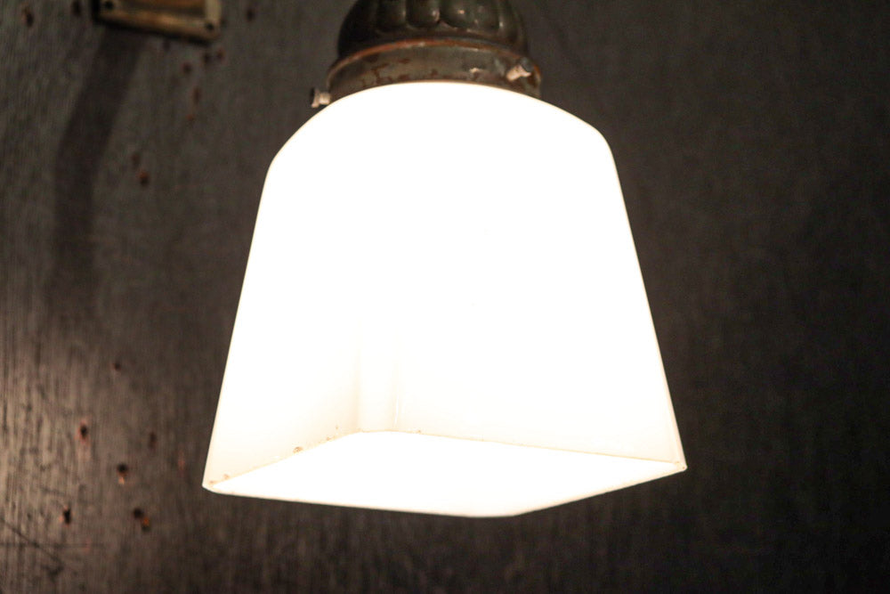 レトロな金具が雰囲気のある四角柱のブラケット　DC8722