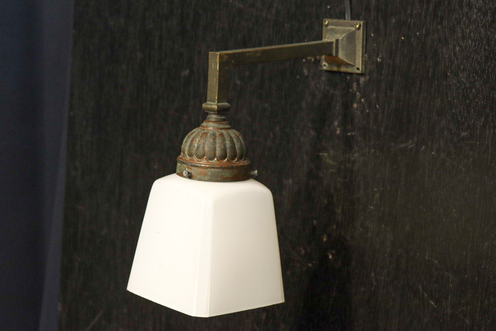 レトロな金具が雰囲気のある四角柱のブラケット　DC8722