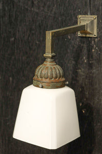 レトロな金具が雰囲気のある四角柱のブラケット　DC8722