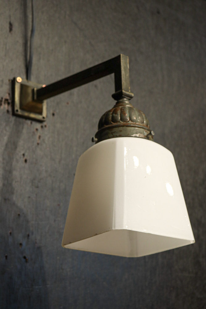 レトロな金具が雰囲気のある四角柱のブラケット　DC8722