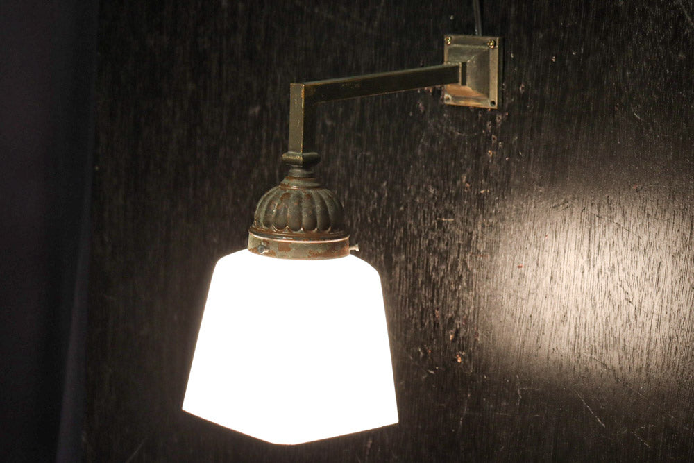 レトロな金具が雰囲気のある四角柱のブラケット　DC8722