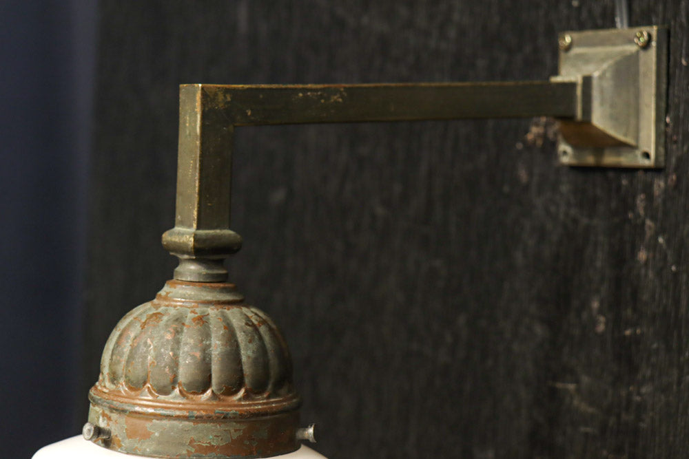 レトロな金具が雰囲気のある四角柱のブラケット　DC8722