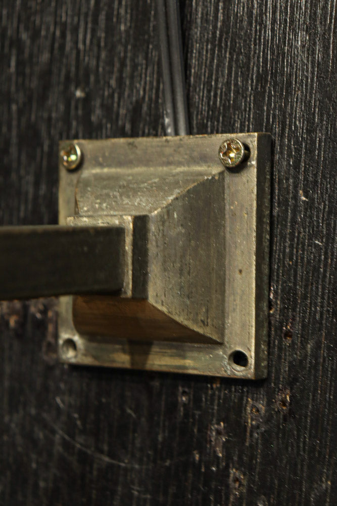 レトロな金具が雰囲気のある四角柱のブラケット　DC8722