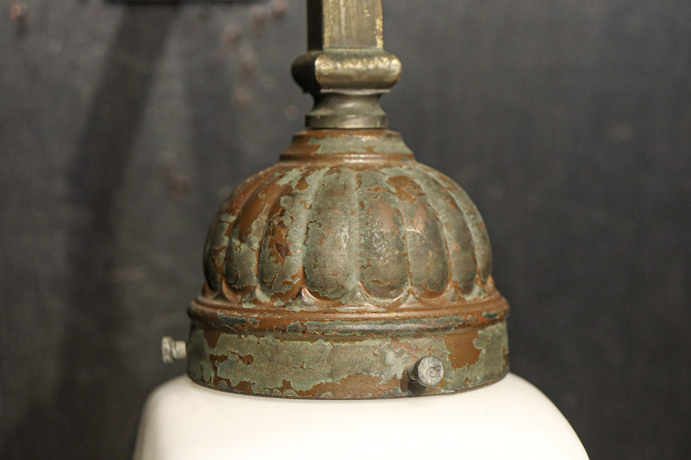 レトロな金具が雰囲気のある四角柱のブラケット　DC8722