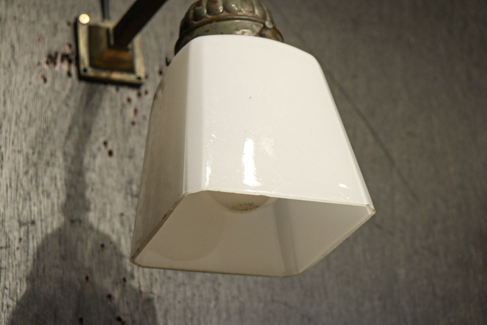 レトロな金具が雰囲気のある四角柱のブラケット　DC8722