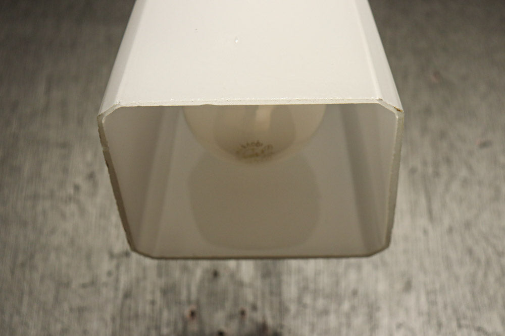 レトロな金具が雰囲気のある四角柱のブラケット　DC8722