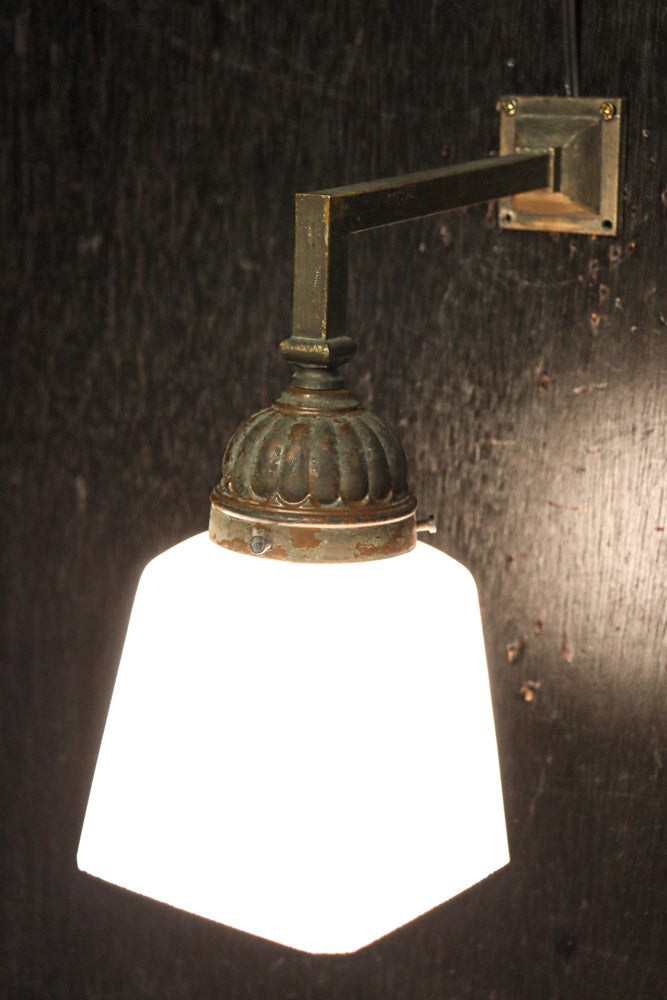 レトロな金具が雰囲気のある四角柱のブラケット　DC8722