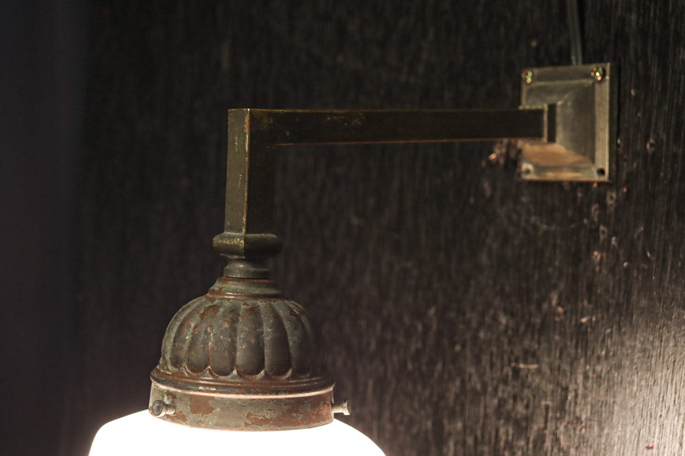 レトロな金具が雰囲気のある四角柱のブラケット　DC8722