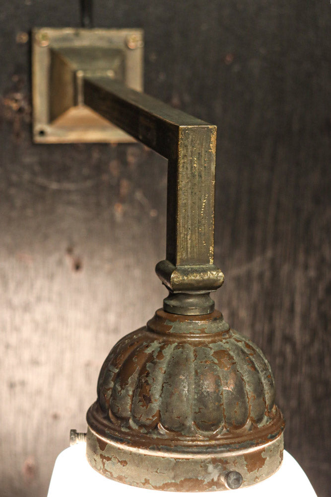 レトロな金具が雰囲気のある四角柱のブラケット　DC8722