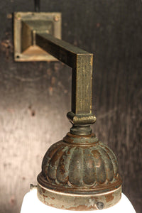 レトロな金具が雰囲気のある四角柱のブラケット　DC8722