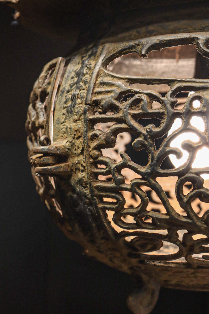 月蔓の透かし絵や青波海模様で風情ある球型吊り灯籠　DC8732