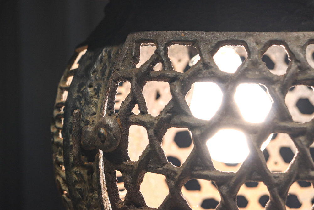 月蔓の透かし絵や青波海模様で風情ある球型吊り灯籠　DC8732