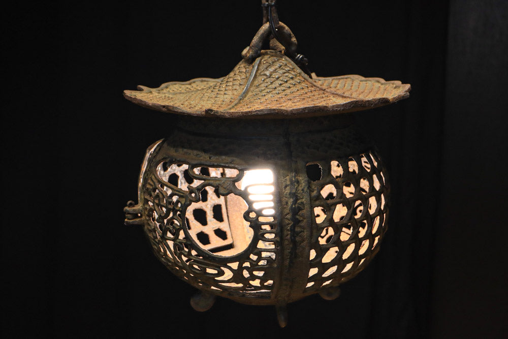 月蔓の透かし絵や青波海模様で風情ある球型吊り灯籠　DC8732