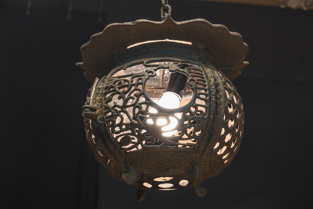 月蔓の透かし絵や青波海模様で風情ある球型吊り灯籠　DC8732